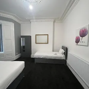 4 Bedroom Large & Modern Private House Location Holiday home
